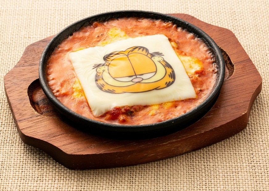 「東京都中小企業技能人材育成大賞知事賞」奨励賞の表彰状を手にするRHグループ・竹松弘光社長(横にあるのは表彰盾)