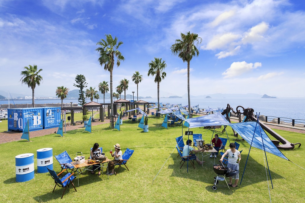 竹松社長が肉の切り方を教えている研修の様子